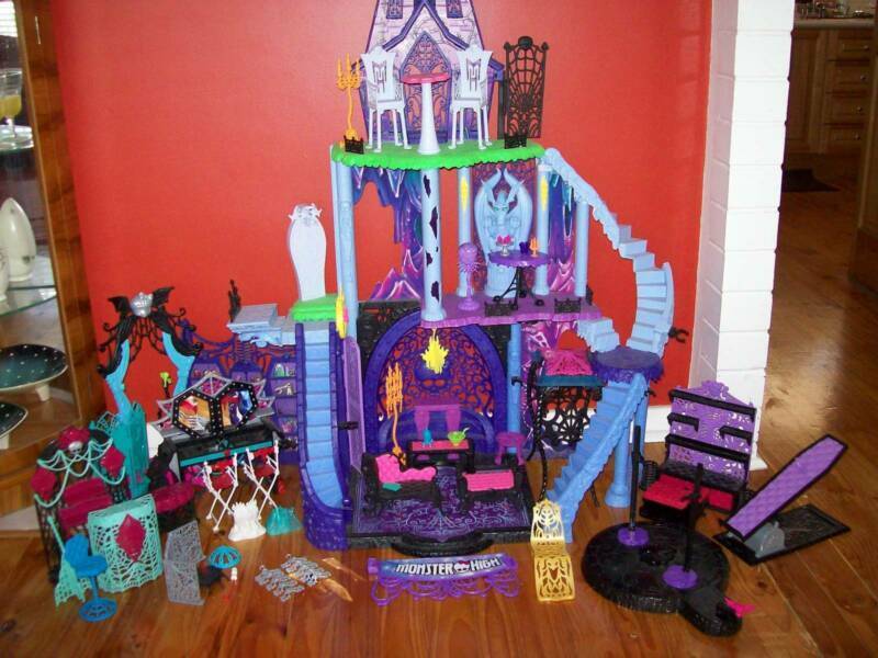 descendants doll house